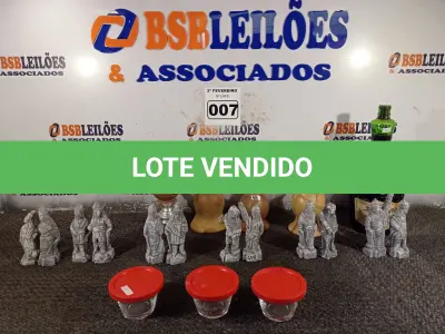 LOTE 007 - 01 LOTE COM GARRAFA DE VINHO ,ESTATUETAS PARA DECORAÇÃO E COPOS PARA CHIMARRÃO (NO ESTADO, NÃO SABEMOS SE FUNCIONA. LEILÃO NÃO TEM GARANTIA E NEM DEVOLUÇÃO).