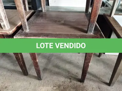 LOTE 039 - 04 MESAS DE MADEIRA MEDINDO 80CMX80CM. (NO ESTADO, NÃO SABEMOS SE FUNCIONA. LEILÃO NÃO TEM GARANTIA E NEM DEVOLUÇÃO).