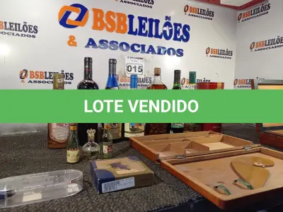 LOTE 015 - 01 LOTE COM GARRAFAS PARA DECORAÇÃO, CAIXA CLIMATIZADA PARA CHARUTOS (NO ESTADO, NÃO SABEMOS SE FUNCIONA. LEILÃO NÃO TEM GARANTIA E NEM DEVOLUÇÃO).