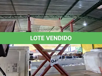 LOTE 045 - 01 CADEIRA EM MADEIRA DOBRÁVEL (NO ESTADO, NÃO SABEMOS SE FUNCIONA. LEILÃO NÃO TEM GARANTIA E NEM DEVOLUÇÃO).