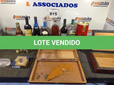 LOTE 015 - 01 LOTE COM GARRAFAS PARA DECORAÇÃO, CAIXA CLIMATIZADA PARA CHARUTOS (NO ESTADO, NÃO SABEMOS SE FUNCIONA. LEILÃO NÃO TEM GARANTIA E NEM DEVOLUÇÃO).