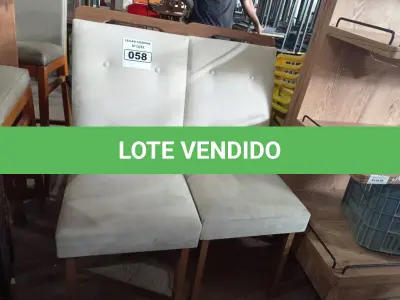 LOTE 058 - 02 CADEIRAS COM ACENTO E ENCOSTO ESTOFADOS. (NO ESTADO, NÃO SABEMOS SE FUNCIONA. LEILÃO NÃO TEM GARANTIA E NEM DEVOLUÇÃO).
