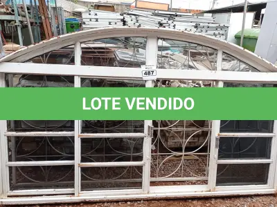 LOTE 487 - 01 JANELA VENEZIANA. (NO ESTADO) ATENÇÃO! FAZER A VISITAÇÃO ANTES DE ARREMATAR, NÃO SABEMOS SE FUNCIONA. LEILÃO NÃO TEM GARANTIA E NEM DEVOLUÇÃO, SUJEITO A POSSÍVEIS AVARIAS VISÍVEIS/OCULTAS E/OU AUSÊNCIA DE COMPONENTES.