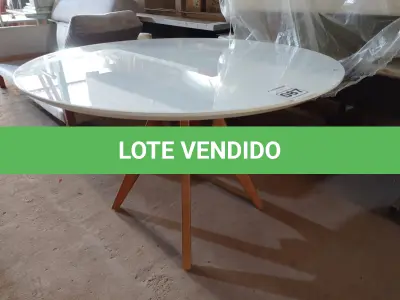 LOTE 087 - 01 MESA REDONDA EM MADEIRA E VIDRO. (NO ESTADO, NÃO SABEMOS SE FUNCIONA. LEILÃO NÃO TEM GARANTIA E NEM DEVOLUÇÃO).