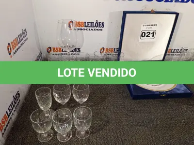 LOTE 021 - 01 LOTE COM TAÇAS, COPOS E PRATO DECORATIVO (NO ESTADO, NÃO SABEMOS SE FUNCIONA. LEILÃO NÃO TEM GARANTIA E NEM DEVOLUÇÃO).