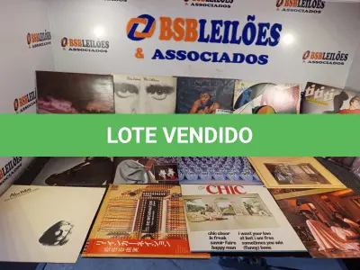 LOTE 024 - 01 LOTE COM DISCOS EM VINIL (NO ESTADO, NÃO SABEMOS SE FUNCIONA. LEILÃO NÃO TEM GARANTIA E NEM DEVOLUÇÃO).