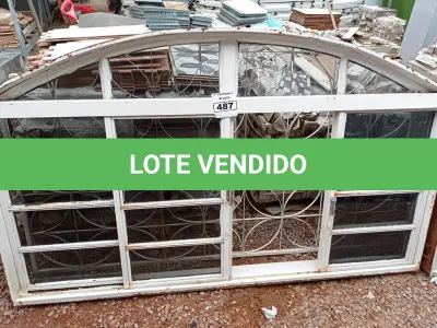 LOTE 487 - 01 JANELA VENEZIANA. (NO ESTADO) ATENÇÃO! FAZER A VISITAÇÃO ANTES DE ARREMATAR, NÃO SABEMOS SE FUNCIONA. LEILÃO NÃO TEM GARANTIA E NEM DEVOLUÇÃO, SUJEITO A POSSÍVEIS AVARIAS VISÍVEIS/OCULTAS E/OU AUSÊNCIA DE COMPONENTES.