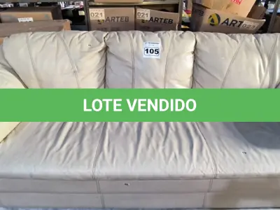 LOTE 105 - 01 SOFÁ EM COURO 03 LUGARES NA COR CREME (NO ESTADO, NÃO SABEMOS SE FUNCIONA. LEILÃO NÃO TEM GARANTIA E NEM DEVOLUÇÃO).