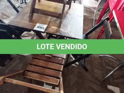 LOTE 095 - 01 MESA DE MADEIRA DOBRÁVEL COM 05 CADEIRAS. (NO ESTADO, NÃO SABEMOS SE FUNCIONA. LEILÃO NÃO TEM GARANTIA E NEM DEVOLUÇÃO).