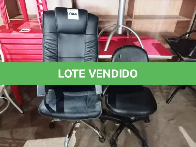 LOTE 084 - 02 CADEIRAS GIRATÓRIAS PARA ESCRITÓRIO, SENDO 01 PRESIDENTE COM AVARIAS. (NO ESTADO, NÃO SABEMOS SE FUNCIONA. LEILÃO NÃO TEM GARANTIA E NEM DEVOLUÇÃO).
