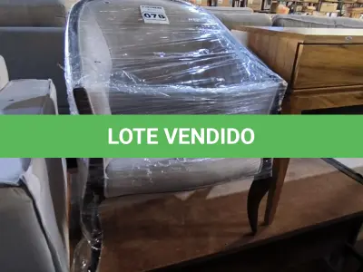 LOTE 078 - 01 POLTRONA CAMURÇA CINZA CLARO COM PÉS EM MADEIRA (NO ESTADO, NÃO SABEMOS SE FUNCIONA. LEILÃO NÃO TEM GARANTIA E NEM DEVOLUÇÃO).