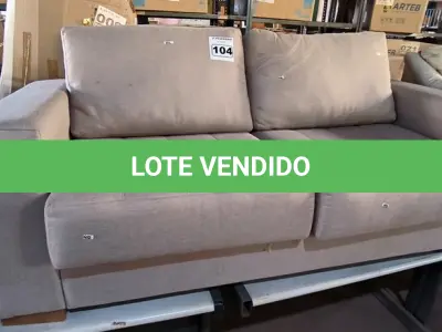LOTE 104 - 01 SOFÁ RETRÁTIL NA COR MARROM CLARO (NO ESTADO, NÃO SABEMOS SE FUNCIONA. LEILÃO NÃO TEM GARANTIA E NEM DEVOLUÇÃO).