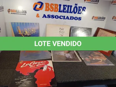LOTE 031 - 01 LOTE COM DISCOS DE VINIL DIVERSOS (NO ESTADO, NÃO SABEMOS SE FUNCIONA. LEILÃO NÃO TEM GARANTIA E NEM DEVOLUÇÃO).