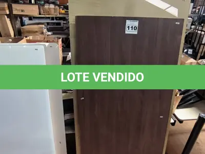 LOTE 110 - 01 TAMPO DE MESA EM MADEIRA COM VIDRO COM AVARIAS E 01 TAMPO EM MADEIRA (NO ESTADO, NÃO SABEMOS SE FUNCIONA. LEILÃO NÃO TEM GARANTIA E NEM DEVOLUÇÃO).