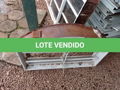 LOTE 497 - 01 JANELA VENEZIANA PEQUENA. (NO ESTADO) ATENÇÃO! FAZER A VISITAÇÃO ANTES DE ARREMATAR, NÃO SABEMOS SE FUNCIONA. LEILÃO NÃO TEM GARANTIA E NEM DEVOLUÇÃO, SUJEITO A POSSÍVEIS AVARIAS VISÍVEIS/OCULTAS E/OU AUSÊNCIA DE COMPONENTES.