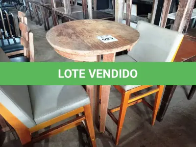 LOTE 093 - 01 MESA BISTRÔ EM MADEIRA COM 02 BANQUETAS E ACENTO ESTOFADO. (NO ESTADO, NÃO SABEMOS SE FUNCIONA. LEILÃO NÃO TEM GARANTIA E NEM DEVOLUÇÃO).