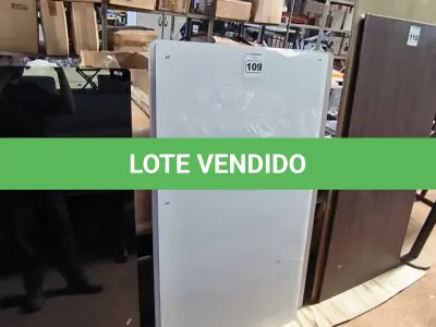 LOTE 109 - 02 TAMPOS DE MESA EM MADEIRA E VIDRO NA COR BRANCA COM AVARIAS (NO ESTADO, NÃO SABEMOS SE FUNCIONA. LEILÃO NÃO TEM GARANTIA E NEM DEVOLUÇÃO).
