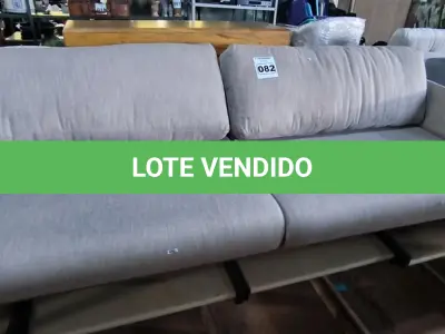 LOTE 082 - 01 SOFÁ CINZA CLARO COM PÉS EM MADEIRA (NO ESTADO, NÃO SABEMOS SE FUNCIONA. LEILÃO NÃO TEM GARANTIA E NEM DEVOLUÇÃO).
