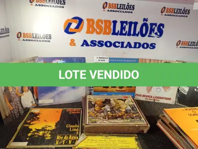 LOTE 008 - 01 LOTE COM VÁRIOS DISCOS DE VINIL. (NO ESTADO) ATENÇÃO! FAZER A VISITAÇÃO ANTES DE ARREMATAR, NÃO SABEMOS SE FUNCIONA. LEILÃO NÃO TEM GARANTIA E NEM DEVOLUÇÃO, SUJEITO A POSSÍVEIS AVARIAS VISÍVEIS/OCULTAS E/OU AUSÊNCIA DE COMPONENTES.