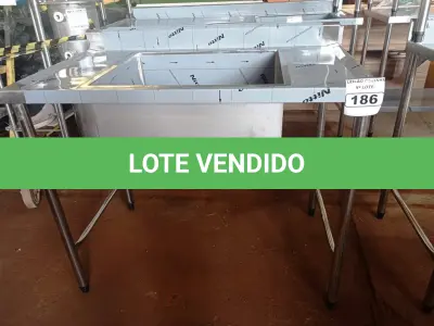 LOTE 186 - 01 MESA COM TANQUE E ESPELHO MEDINDO 110CMX66CM EM AÇO INOX. (NO ESTADO, NÃO SABEMOS SE FUNCIONA. LEILÃO NÃO TEM GARANTIA E NEM DEVOLUÇÃO).