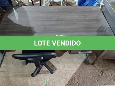 LOTE 136 - 01 MESA PARA ESCRITÓRIO MEDINDO 121CMX60CM E 01 CADEIRA GIRATÓRIA. (NO ESTADO. LEILÃO NÃO TEM GARANTIA E NEM DEVOLUÇÃO).