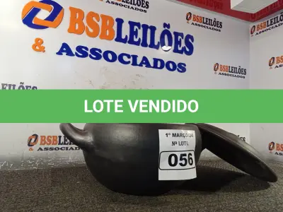 LOTE 056 - 01 PANELA DE BARRO. (NO ESTADO) ATENÇÃO! FAZER A VISITAÇÃO ANTES DE ARREMATAR, NÃO SABEMOS SE FUNCIONA. LEILÃO NÃO TEM GARANTIA E NEM DEVOLUÇÃO, SUJEITO A POSSÍVEIS AVARIAS VISÍVEIS/OCULTAS E/OU AUSÊNCIA DE COMPONENTES.