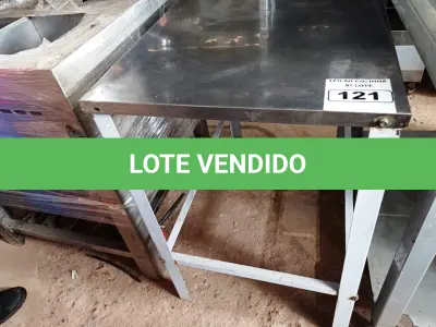 LOTE 121 - 01 MESA TAMPO EM INOX PÉ DE FERRO, MEDINDO 93CMX60CM. (NO ESTADO, NÃO SABEMOS SE FUNCIONA. LEILÃO NÃO TEM GARANTIA E NEM DEVOLUÇÃO).