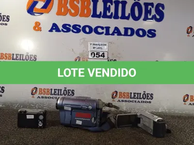LOTE 054 - 02 FILMADORAS E 01 CÂMERA FOTOGRÁFICA DIGITAL. (NO ESTADO) ATENÇÃO! FAZER A VISITAÇÃO ANTES DE ARREMATAR, NÃO SABEMOS SE FUNCIONA. LEILÃO NÃO TEM GARANTIA E NEM DEVOLUÇÃO, SUJEITO A POSSÍVEIS AVARIAS VISÍVEIS/OCULTAS E/OU AUSÊNCIA DE COMPONENTES.