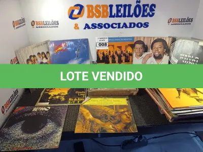 LOTE 008 - 01 LOTE COM VÁRIOS DISCOS DE VINIL. (NO ESTADO) ATENÇÃO! FAZER A VISITAÇÃO ANTES DE ARREMATAR, NÃO SABEMOS SE FUNCIONA. LEILÃO NÃO TEM GARANTIA E NEM DEVOLUÇÃO, SUJEITO A POSSÍVEIS AVARIAS VISÍVEIS/OCULTAS E/OU AUSÊNCIA DE COMPONENTES.