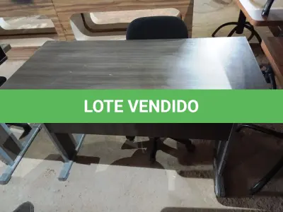 LOTE 135 - 01 MESA PARA ESCRITÓRIO MEDINDO 121CMX60CM E 01 CADEIRA GIRATÓRIA. (NO ESTADO. LEILÃO NÃO TEM GARANTIA E NEM DEVOLUÇÃO).