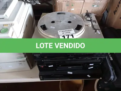 LOTE 171 - 02 TOCA CD, 01 VIDEOCASSETE E 01 TOCA DISCOS. (NO ESTADO) ATENÇÃO! FAZER A VISITAÇÃO ANTES DE ARREMATAR, NÃO SABEMOS SE FUNCIONA. LEILÃO NÃO TEM GARANTIA E NEM DEVOLUÇÃO, SUJEITO A POSSÍVEIS AVARIAS VISÍVEIS/OCULTAS E/OU AUSÊNCIA DE COMPONENTES.