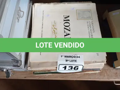 LOTE 136 - 01 LOTE COM VÁRIOS DISCOS DE VINIL. (NO ESTADO) ATENÇÃO! FAZER A VISITAÇÃO ANTES DE ARREMATAR, NÃO SABEMOS SE FUNCIONA. LEILÃO NÃO TEM GARANTIA E NEM DEVOLUÇÃO, SUJEITO A POSSÍVEIS AVARIAS VISÍVEIS/OCULTAS E/OU AUSÊNCIA DE COMPONENTES.