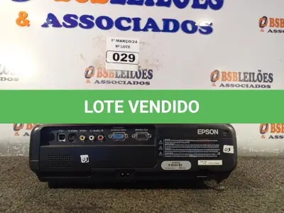 LOTE 029 - 01 PROJETOR MULTIMIDIA MARCA EPSON. (NO ESTADO) ATENÇÃO! FAZER A VISITAÇÃO ANTES DE ARREMATAR, NÃO SABEMOS SE FUNCIONA. LEILÃO NÃO TEM GARANTIA E NEM DEVOLUÇÃO, SUJEITO A POSSÍVEIS AVARIAS VISÍVEIS/OCULTAS E/OU AUSÊNCIA DE COMPONENTES.
