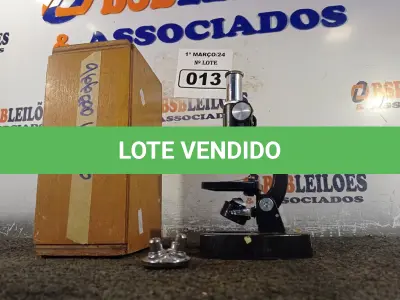 LOTE 013 - 01 MICROSCÓPIO. (NO ESTADO) ATENÇÃO! FAZER A VISITAÇÃO ANTES DE ARREMATAR, NÃO SABEMOS SE FUNCIONA. LEILÃO NÃO TEM GARANTIA E NEM DEVOLUÇÃO, SUJEITO A POSSÍVEIS AVARIAS VISÍVEIS/OCULTAS E/OU AUSÊNCIA DE COMPONENTES.