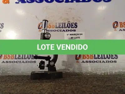 LOTE 088 - 01 MICROSCÓPIO. (NO ESTADO) ATENÇÃO! FAZER A VISITAÇÃO ANTES DE ARREMATAR, NÃO SABEMOS SE FUNCIONA. LEILÃO NÃO TEM GARANTIA E NEM DEVOLUÇÃO, SUJEITO A POSSÍVEIS AVARIAS VISÍVEIS/OCULTAS E/OU AUSÊNCIA DE COMPONENTES.