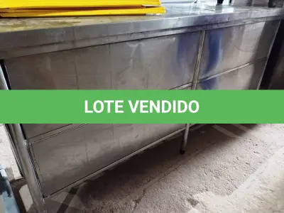 LOTE 137 - 02 BALCÕES SECO SENDO 01 FORMATO TRIANGULAR E 01 MEDINDO, 190CMX53CM EM AÇO INOX. (NO ESTADO. LEILÃO NÃO TEM GARANTIA E NEM DEVOLUÇÃO).