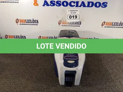 LOTE 019 - 01 IMPRESSORA DE CARTÕES MARCA ZEBRA ZXP SERIE3. (NO ESTADO) ATENÇÃO! FAZER A VISITAÇÃO ANTES DE ARREMATAR, NÃO SABEMOS SE FUNCIONA. LEILÃO NÃO TEM GARANTIA E NEM DEVOLUÇÃO, SUJEITO A POSSÍVEIS AVARIAS VISÍVEIS/OCULTAS E/OU AUSÊNCIA DE COMPONENTES.