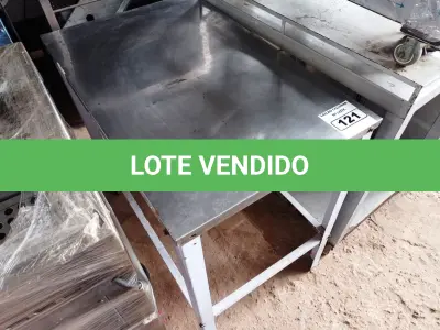 LOTE 121 - 01 MESA TAMPO EM INOX PÉ DE FERRO, MEDINDO 93CMX60CM. (NO ESTADO, NÃO SABEMOS SE FUNCIONA. LEILÃO NÃO TEM GARANTIA E NEM DEVOLUÇÃO).
