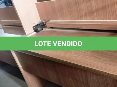 LOTE 112 - 04 MESAS DE MADEIRA PARA ESCRITÓRIO MEDINDO 250CMX55CM CADA. (NO ESTADO, NÃO SABEMOS SE FUNCIONA. LEILÃO NÃO TEM GARANTIA E NEM DEVOLUÇÃO).