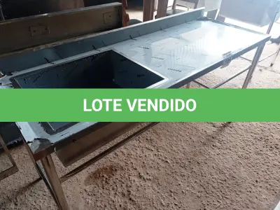 LOTE 184 - 01 BANCADA COM PIA DO LADO ESQUERDO E ESPELHO MEDINDO 180CMX66CM EM AÇO INOX. (NOVO) (NO ESTADO, NÃO SABEMOS SE FUNCIONA. LEILÃO NÃO TEM GARANTIA E NEM DEVOLUÇÃO).