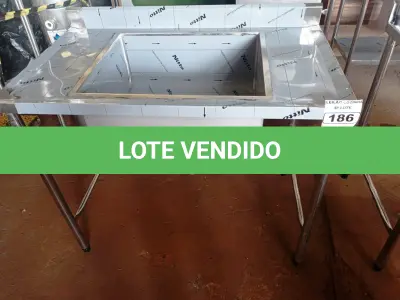LOTE 186 - 01 MESA COM TANQUE E ESPELHO MEDINDO 110CMX66CM EM AÇO INOX. (NO ESTADO, NÃO SABEMOS SE FUNCIONA. LEILÃO NÃO TEM GARANTIA E NEM DEVOLUÇÃO).