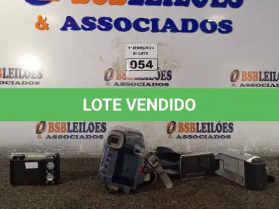 LOTE 054 - 02 FILMADORAS E 01 CÂMERA FOTOGRÁFICA DIGITAL. (NO ESTADO) ATENÇÃO! FAZER A VISITAÇÃO ANTES DE ARREMATAR, NÃO SABEMOS SE FUNCIONA. LEILÃO NÃO TEM GARANTIA E NEM DEVOLUÇÃO, SUJEITO A POSSÍVEIS AVARIAS VISÍVEIS/OCULTAS E/OU AUSÊNCIA DE COMPONENTES.
