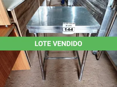 LOTE 144 - 01 MESA/BANCADA MEDINDO 58CMX58CM EM AÇO INOX. (NO ESTADO, NÃO SABEMOS SE FUNCIONA. LEILÃO NÃO TEM GARANTIA E NEM DEVOLUÇÃO).