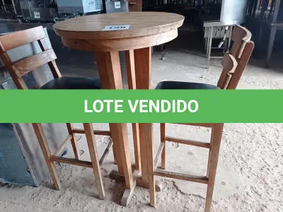 LOTE 198 - 01 MESA BISTRÔ EM MADEIRA COM 02 BANQUETAS E ACENTO ESTOFADO. (NO ESTADO, NÃO SABEMOS SE FUNCIONA. LEILÃO NÃO TEM GARANTIA E NEM DEVOLUÇÃO).