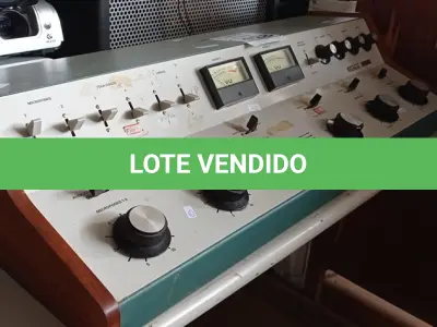 LOTE 128 - 01 MESA DE ÁUDIO ANTIGA. (NO ESTADO) ATENÇÃO! FAZER A VISITAÇÃO ANTES DE ARREMATAR, NÃO SABEMOS SE FUNCIONA. LEILÃO NÃO TEM GARANTIA E NEM DEVOLUÇÃO, SUJEITO A POSSÍVEIS AVARIAS VISÍVEIS/OCULTAS E/OU AUSÊNCIA DE COMPONENTES.