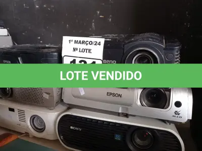LOTE 131 - 06 PROJETORES MULTIMIDIA MARCAS E MODELOS DIVERSOS PARA RETIRADA DE PEÇAS. (NO ESTADO) ATENÇÃO! FAZER A VISITAÇÃO ANTES DE ARREMATAR, NÃO SABEMOS SE FUNCIONA. LEILÃO NÃO TEM GARANTIA E NEM DEVOLUÇÃO, SUJEITO A POSSÍVEIS AVARIAS VISÍVEIS/OCULTAS E/OU AUSÊNCIA DE COMPONENTES.