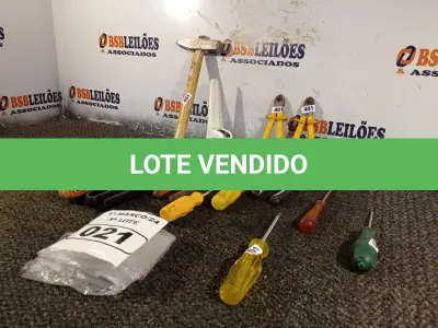 LOTE 021 - 01 LOTE COM FERRAMENTAS DIVERSAS. (NO ESTADO) ATENÇÃO! FAZER A VISITAÇÃO ANTES DE ARREMATAR, NÃO SABEMOS SE FUNCIONA. LEILÃO NÃO TEM GARANTIA E NEM DEVOLUÇÃO, SUJEITO A POSSÍVEIS AVARIAS VISÍVEIS/OCULTAS E/OU AUSÊNCIA DE COMPONENTES.