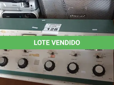 LOTE 128 - 01 MESA DE ÁUDIO ANTIGA. (NO ESTADO) ATENÇÃO! FAZER A VISITAÇÃO ANTES DE ARREMATAR, NÃO SABEMOS SE FUNCIONA. LEILÃO NÃO TEM GARANTIA E NEM DEVOLUÇÃO, SUJEITO A POSSÍVEIS AVARIAS VISÍVEIS/OCULTAS E/OU AUSÊNCIA DE COMPONENTES.