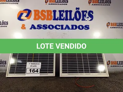 LOTE 164 - 02 PAINÉIS SOLARES 18V 10W. (NO ESTADO) ATENÇÃO! FAZER A VISITAÇÃO ANTES DE ARREMATAR, NÃO SABEMOS SE FUNCIONA. LEILÃO NÃO TEM GARANTIA E NEM DEVOLUÇÃO, SUJEITO A POSSÍVEIS AVARIAS VISÍVEIS/OCULTAS E/OU AUSÊNCIA DE COMPONENTES.