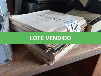 LOTE 136 - 01 LOTE COM VÁRIOS DISCOS DE VINIL. (NO ESTADO) ATENÇÃO! FAZER A VISITAÇÃO ANTES DE ARREMATAR, NÃO SABEMOS SE FUNCIONA. LEILÃO NÃO TEM GARANTIA E NEM DEVOLUÇÃO, SUJEITO A POSSÍVEIS AVARIAS VISÍVEIS/OCULTAS E/OU AUSÊNCIA DE COMPONENTES.
